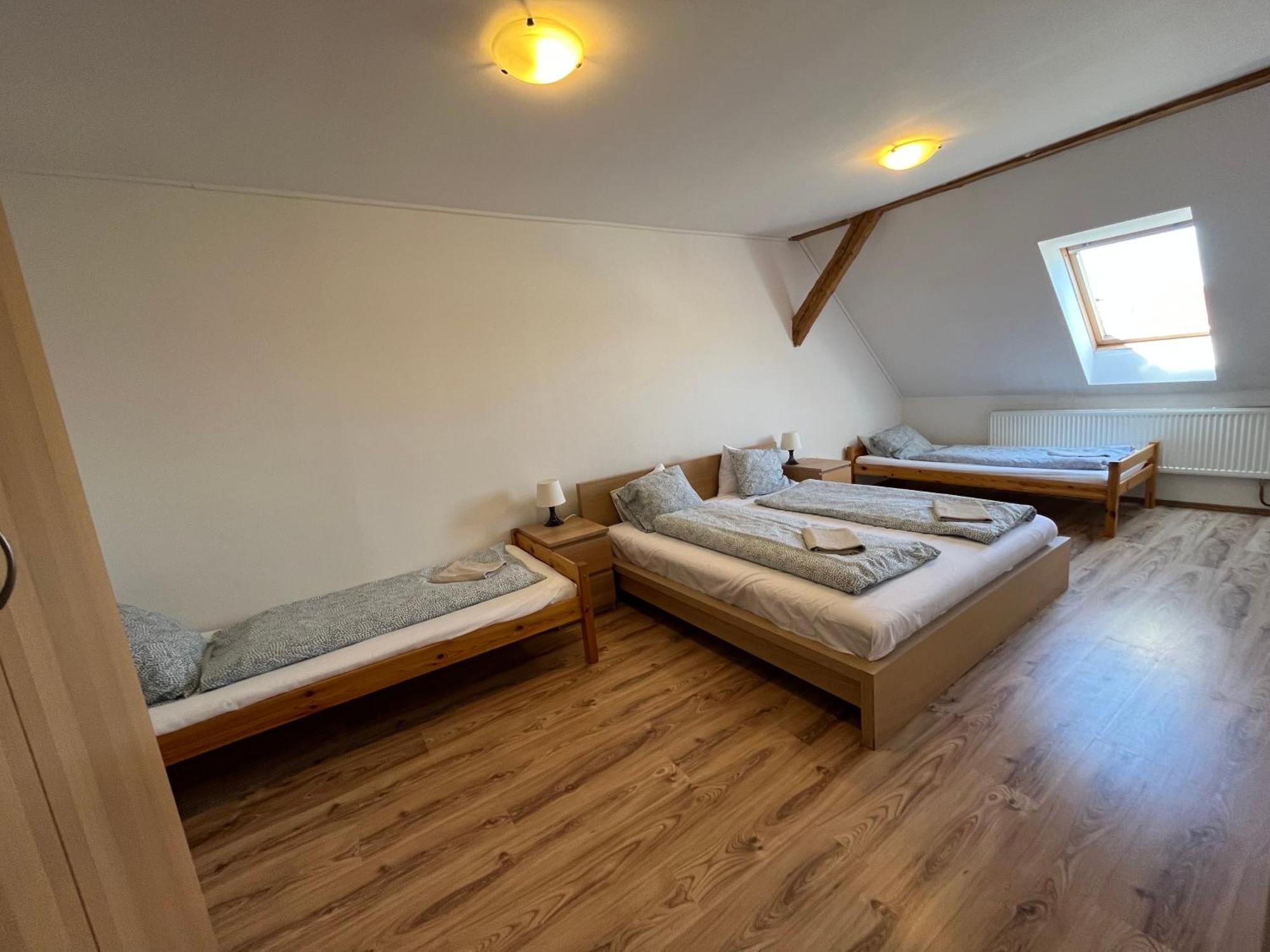 Dvur Nove Zamky Hotel Mladec Екстериор снимка