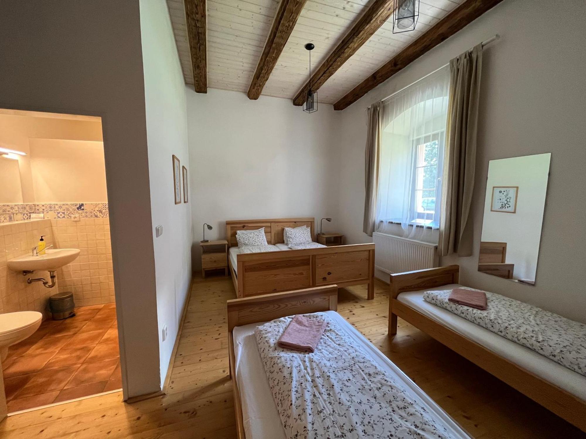 Dvur Nove Zamky Hotel Mladec Екстериор снимка